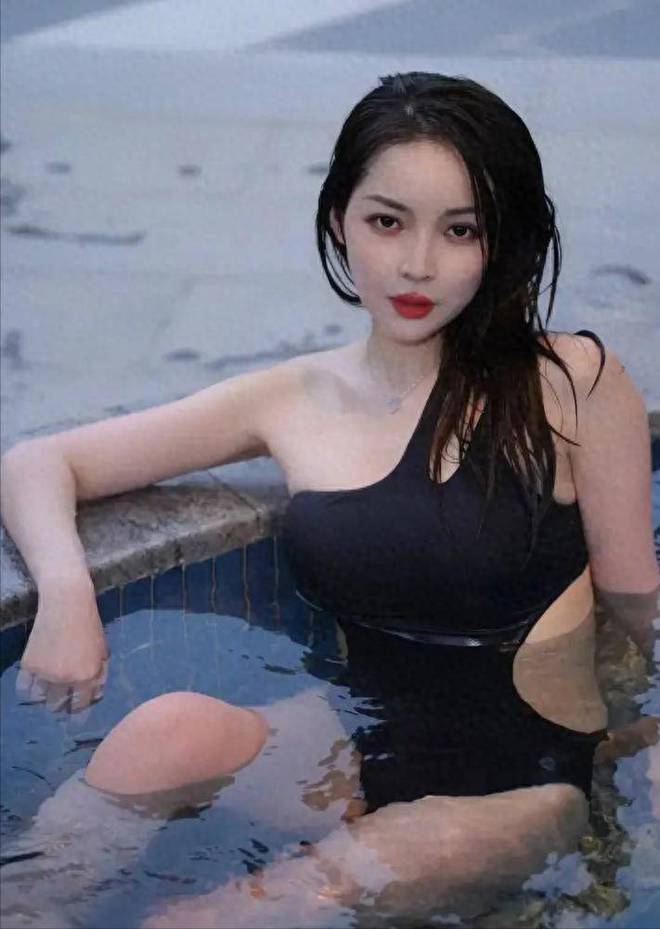 光穿比基尼下水拍写真身材丰满凹凸有致龙8国际唯一网站台球美女王钟瑶不惧走(图6)
